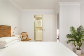 Beachfront Manly Apartment With Balcony & Parking